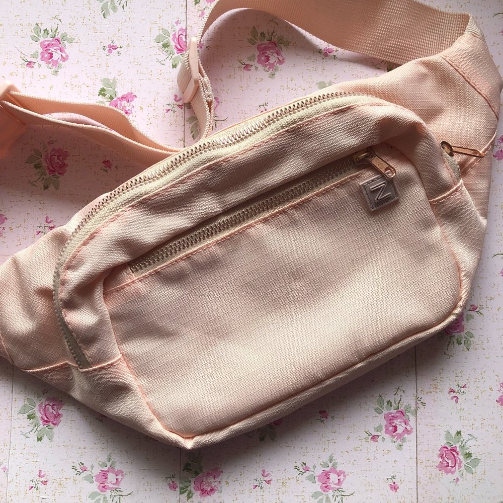 5/$25 👕 Light pink fanny pack!